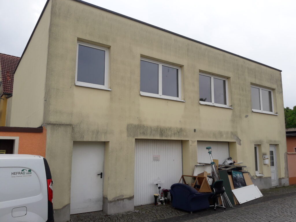 Ansicht Mietshaus mit rissiger, und dreckiger Fassade