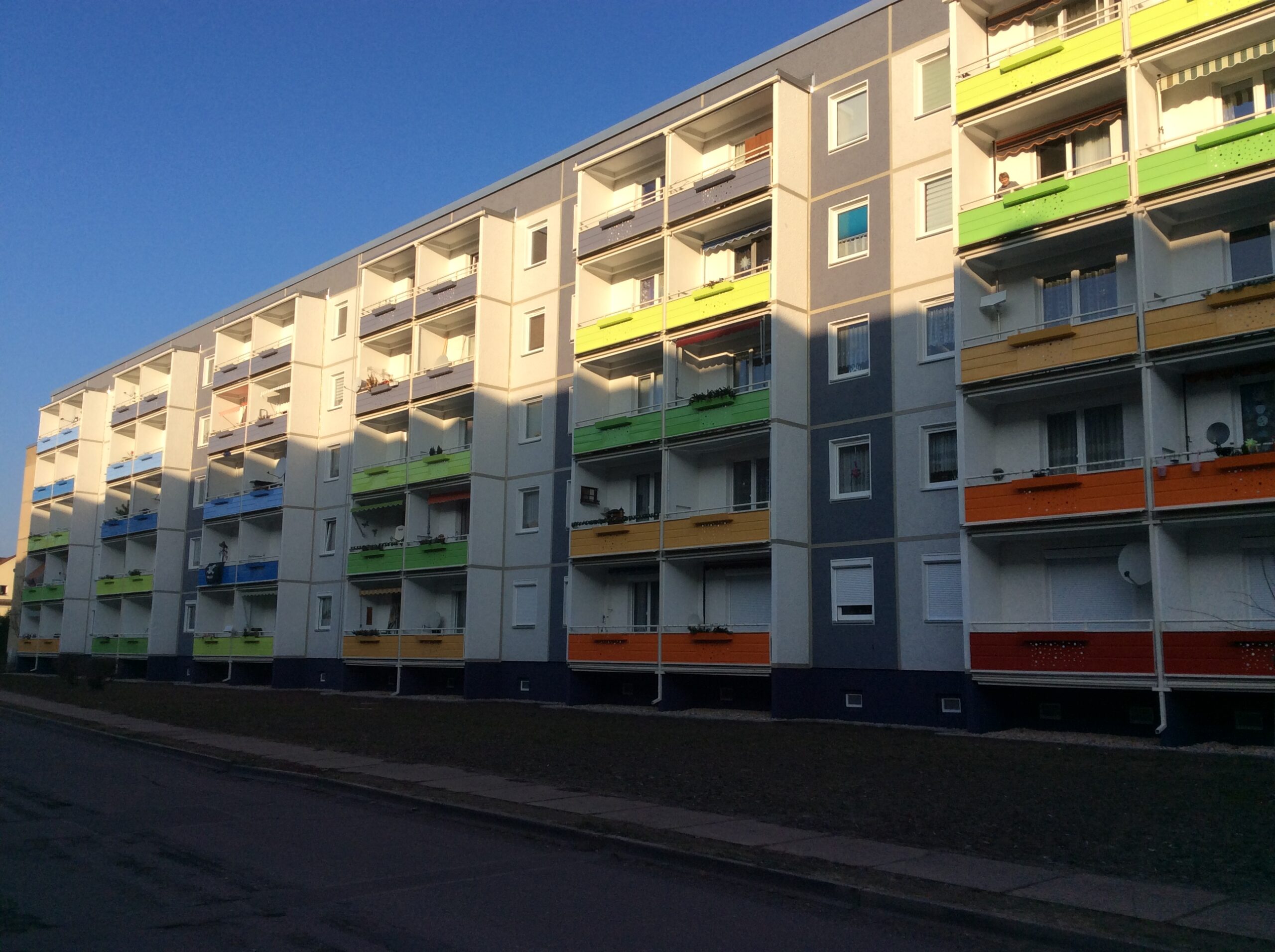 Wohnblock nach der Beton- und Balkonsanierung