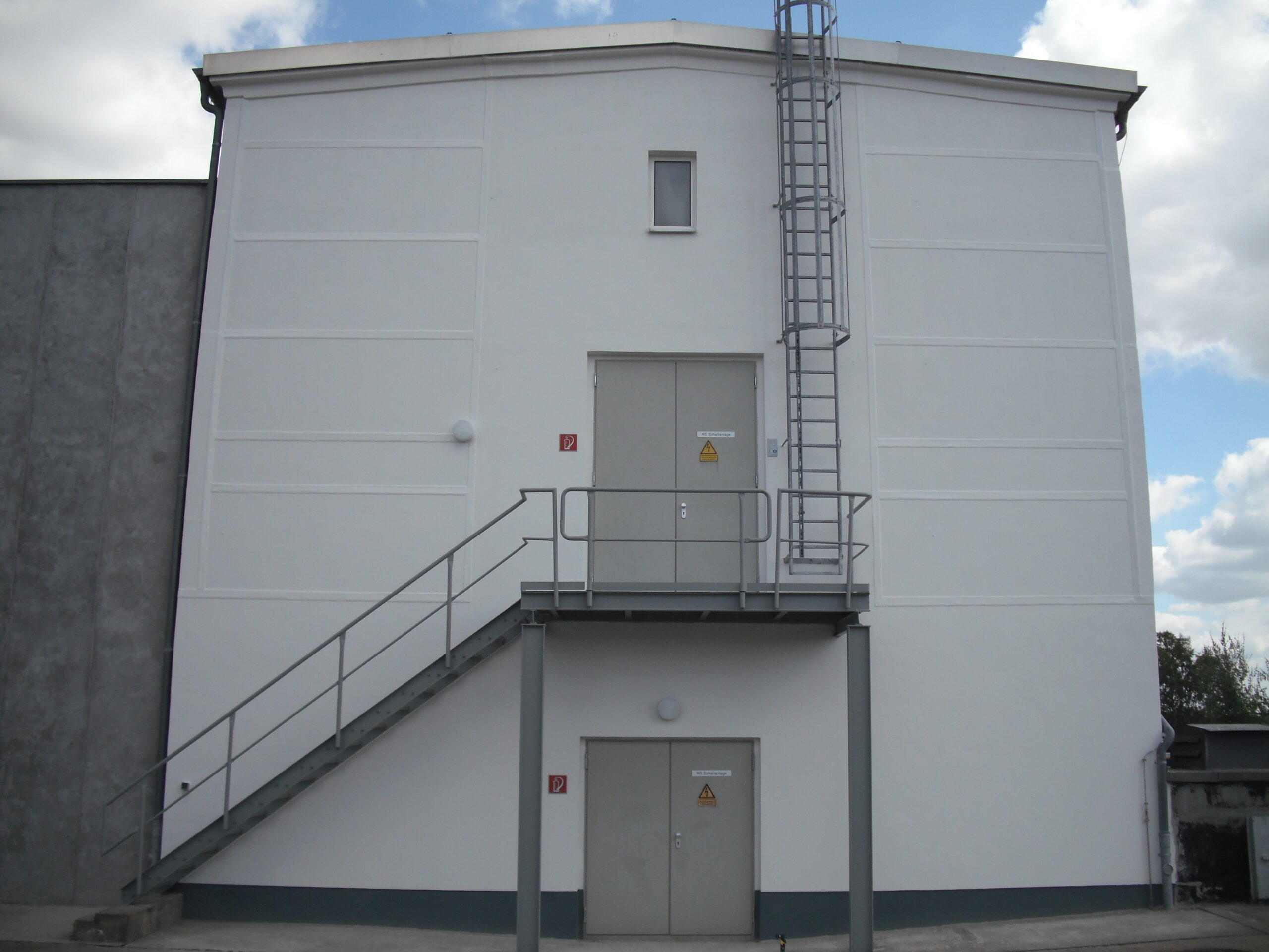 Ansicht erneuerte Fassade mit Stahltreppe