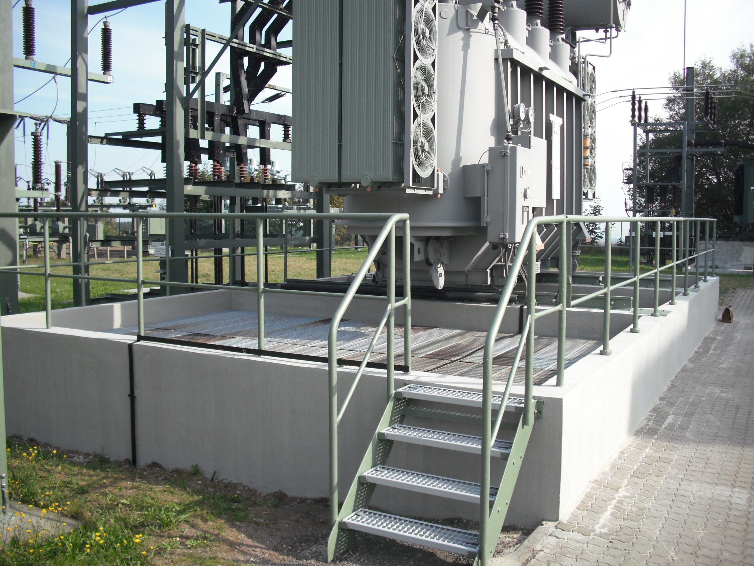 Ansicht nach der Sanierung Trafofundamente und Auffangwannen