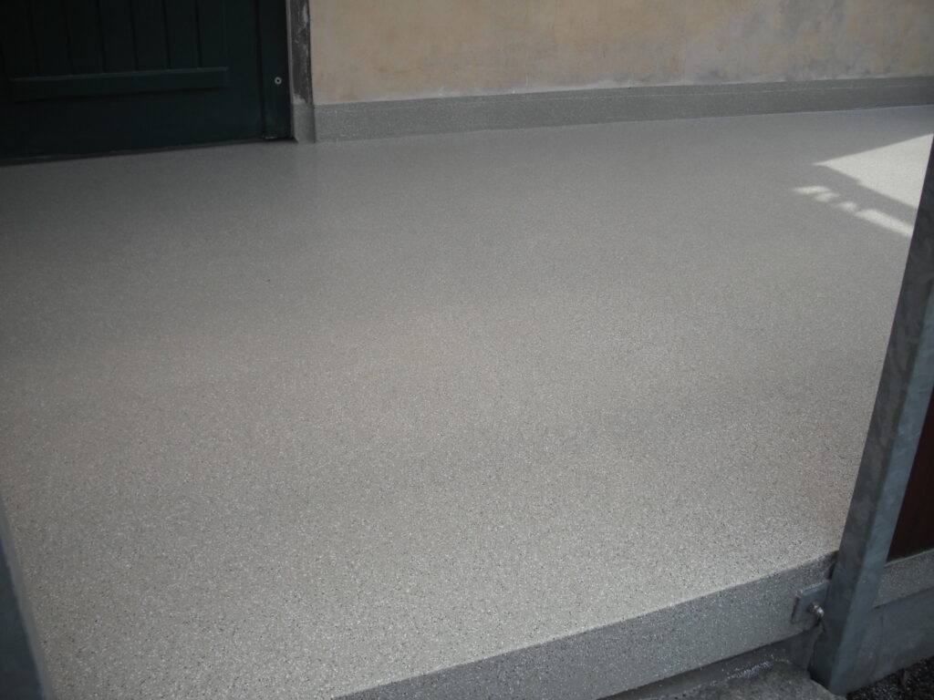 Terrassenbeschichtung in steingrau
