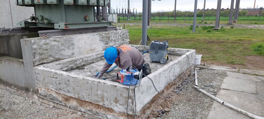 Mitarbeiter während der Fräsarbeiten